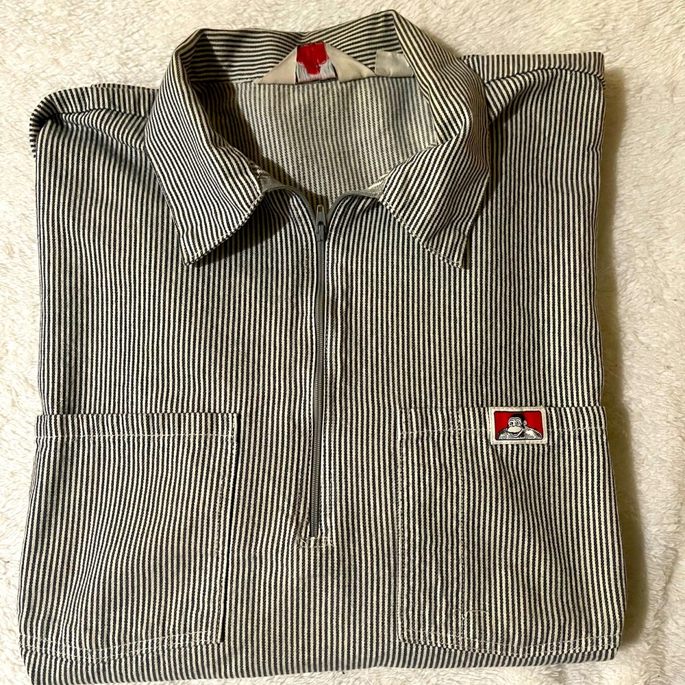 Short sleeve zip up
